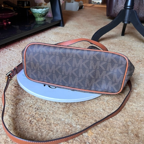 MICHAEL KORS Frankie Drawstring Cross-Body Bag Brown with Gold Hardware. - Picture 15 of 17